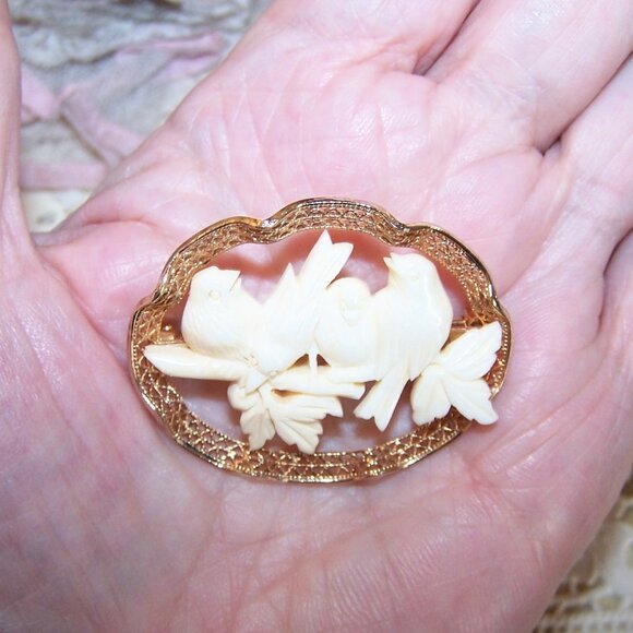Oval Costume Gold Tone Filigree Pin Brooch - Carved Plastic Birds on Branch - Picture 1 of 5